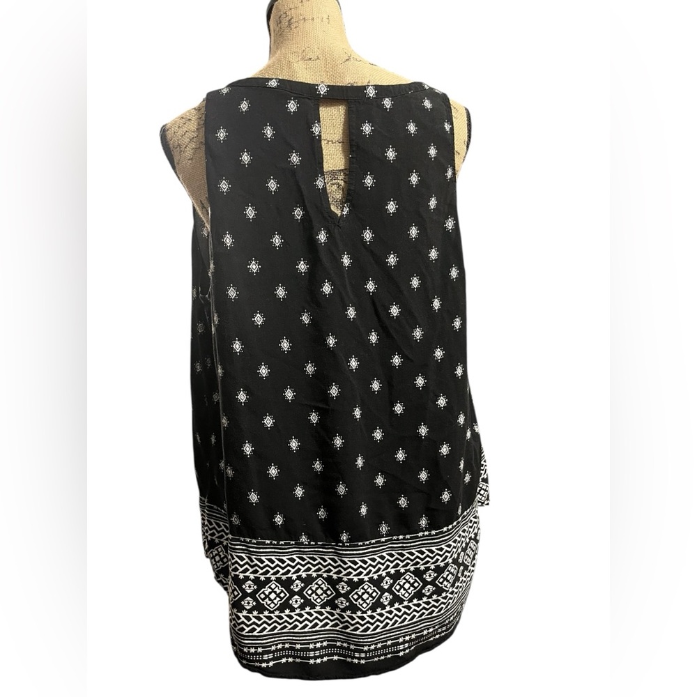 Old Navy Black and White Patterned Tank Top Blouse - Picture 4 of 9
